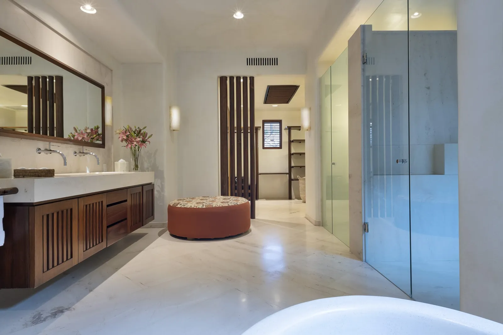 Guest Suite 4: the bathroom with its bathing tub