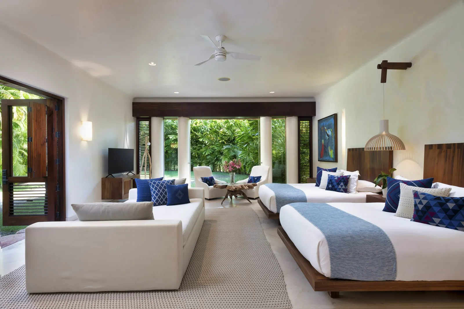 Guest Suite 4: sofa and beds facing the garden terrace