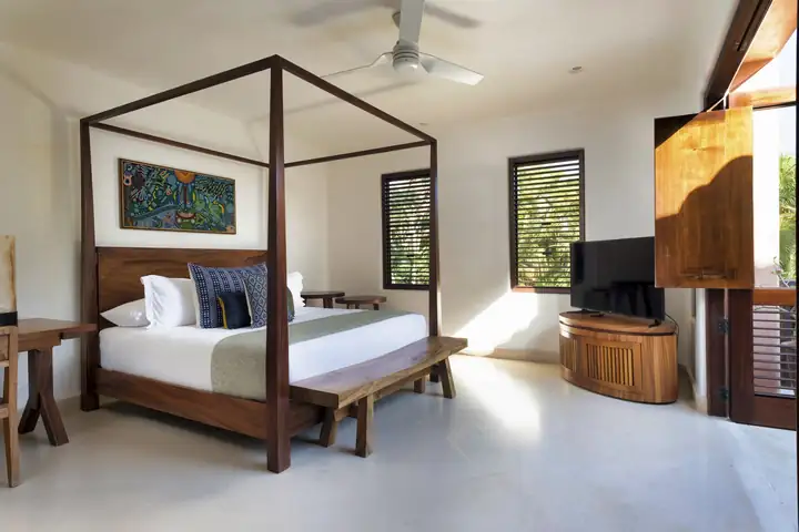 Casita Suite 9: the four-poster bedroom of the independent casita