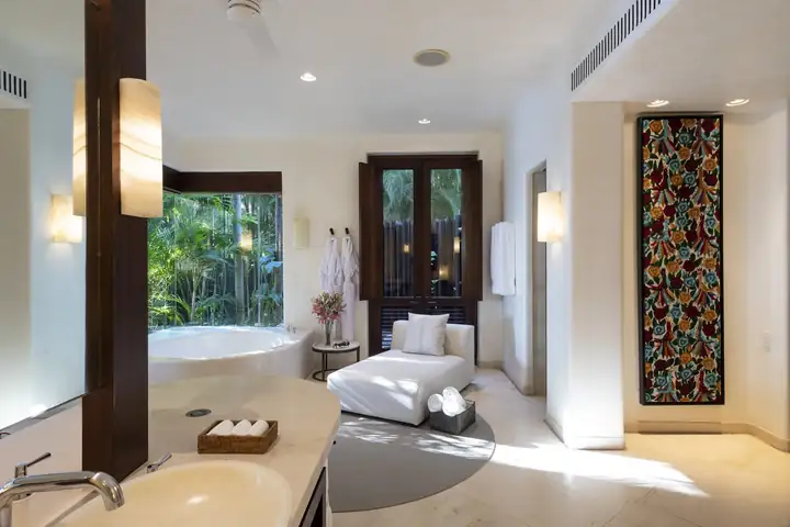 Master Suite 1: the bathroom with its handcrafted bathing tub