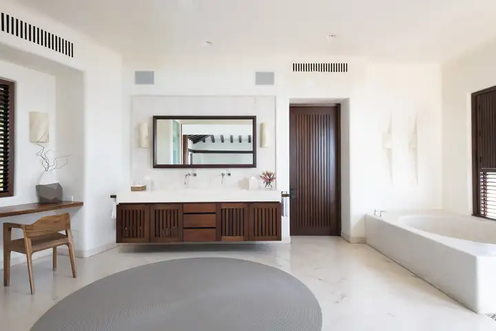 Master Suite 3: the bathroom with its bathing tub