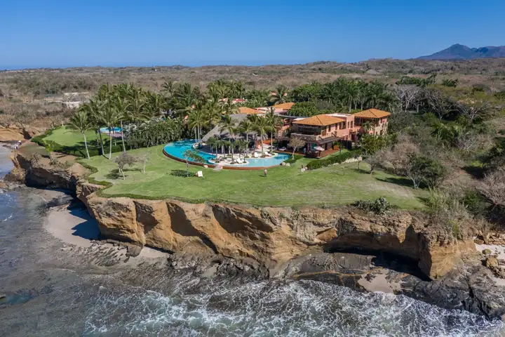 Casa Tres Soles on its clifftop lawn above the Pacific at El Banco, Punta de Mita